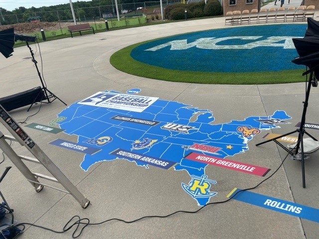 Fans can see this year's version of the DII World Series map as they enter USA Baseball @NTCcary. Always a popular photo opp. Reminder: Every one of those fans can walk in without opening their wallet. Because every game is FREE. First game is tomorrow at 1:30.