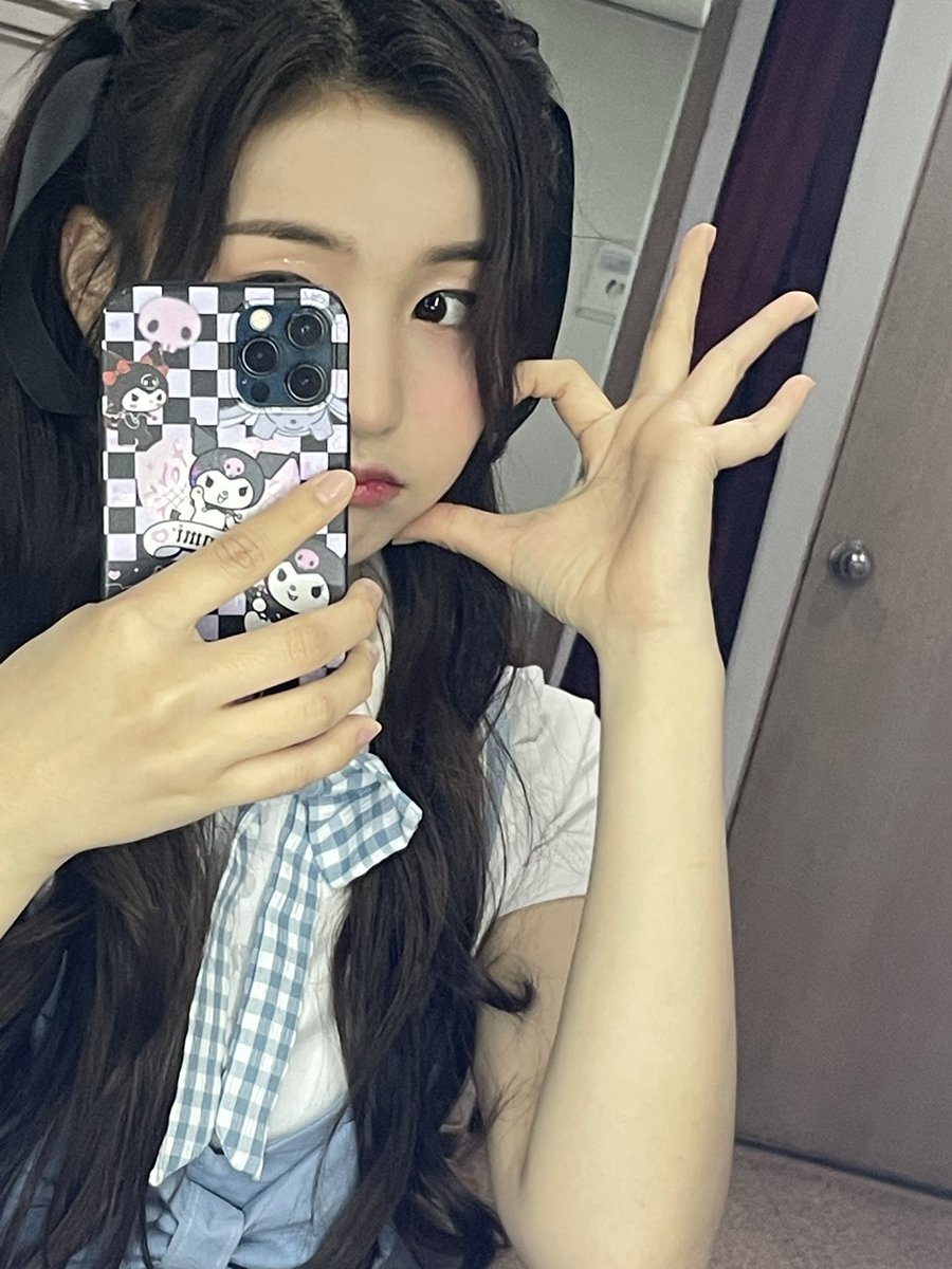 Busters_idol's tweet photo. 시나몬롤🤍vs쿠로미짱🖤

#버스터즈 #busters #지은 #jieun https://t.co/6ZUHbYZ26w