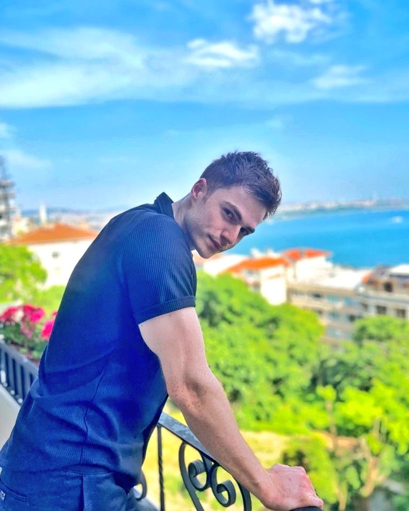 Esos brazos 🤭 😍 es más lindo

#RecepUsta 💟