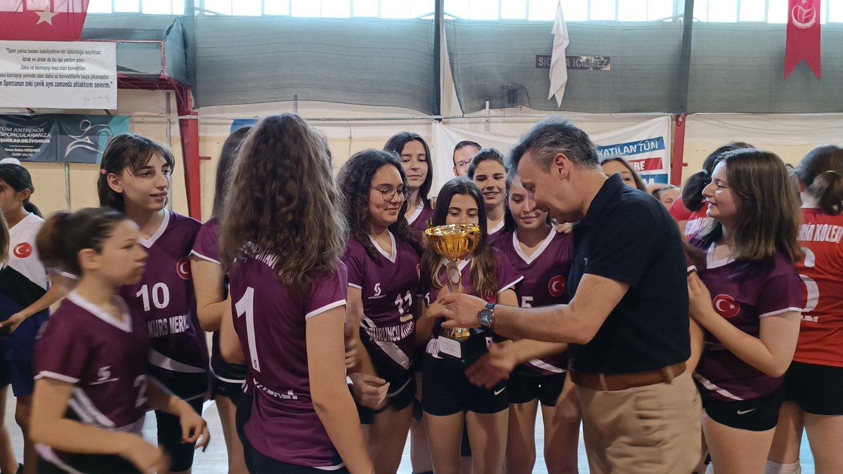 İlçe Gençlik Spor Müdürlüğünün düzenlediği voleybol turnuvasında Yıldızlar kategorisinde
1. Kazımpaşa Ortaokulu
2. Bahçeşehir Ortaokulu
3. Yazıbaşı Ortaokulu oldu ve kupalarını İlçe Gençlik Spor Müdürümüz Hüseyin Ökmen'den aldılar. <a href="/AtilaIsikkaya1/">Atila IŞIKKAYA</a> <a href="/MucahitYentur/">Murat Mücahit Yentür</a> <a href="/izmir_ilmem/">İzmir İl Milli Eğitim Müdürlüğü</a>