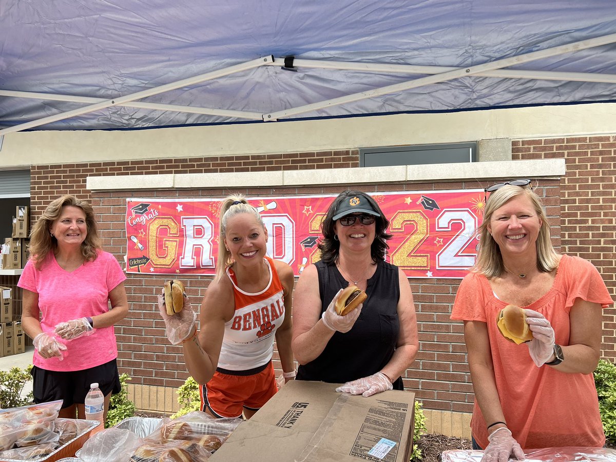 FuquayVarinaHS's tweet photo. 🐅 our BENGAL squad is THE best‼️
#SeniorCookout 2️⃣0️⃣2️⃣2️⃣ 🧡🤍🖤❤️ https://t.co/ITsFSwp8OC