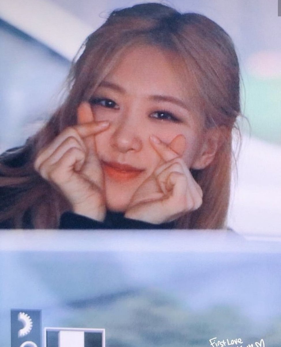 rshourly's tweet photo. #로제 #ROSÉ https://t.co/7iUt6ITldO