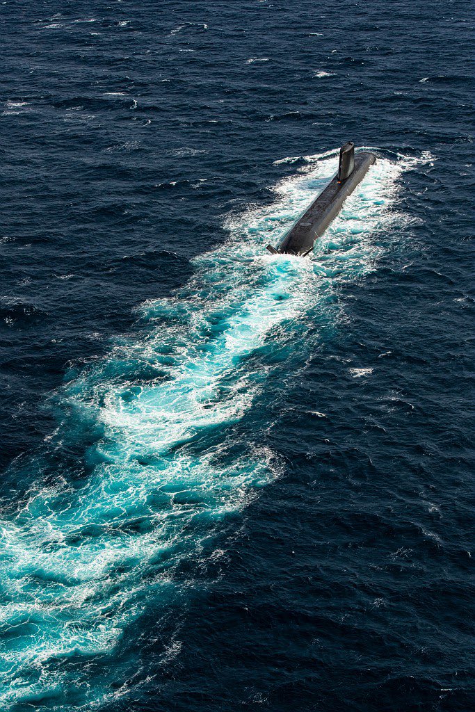 CEMM_FR's tweet image. Admis au service actif, le Suffren est le premier Barracuda à entrer dans la vie opérationnelle. Un sous-marin prometteur fruit de l'excellence de nos ingénieurs : @DGA @navalgroup @Technicatome. Bon vent et bonne mer au Suffren et à son équipage !