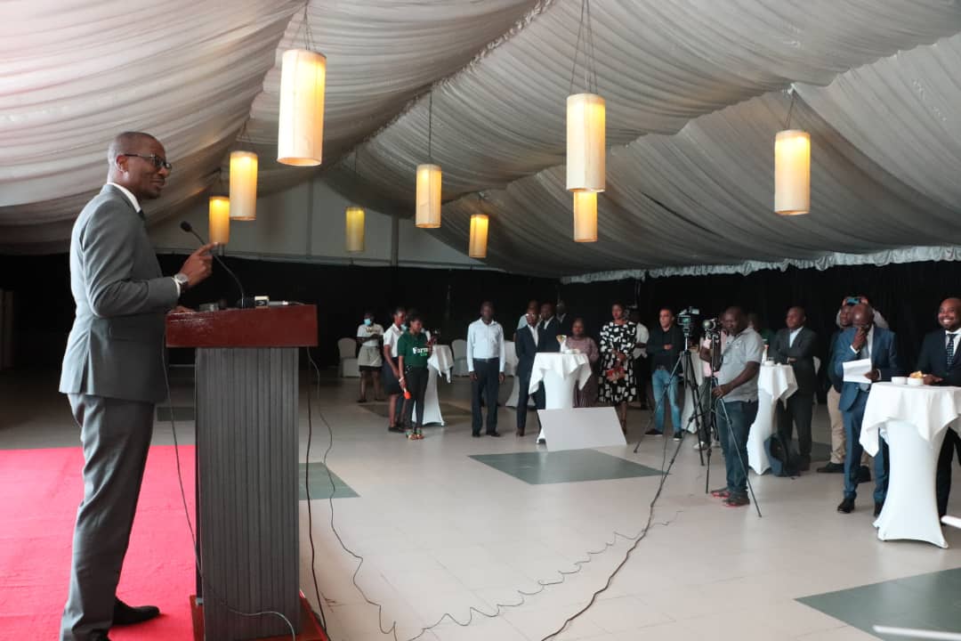 MwananchiNews's tweet photo. “Niwakaribishe sana, baada ya hapa tutakuwa tunafanya hizi shughuli mikoani,kama tutasema tunaanza na zao la pamba,tutakwenda mkoa wa Simiyu, tutakwenda kweneye mkoa ambao unazalisha zaidi lile zao”Mkurugenzi wa MCL, Bakari Machumu
@VodacomTanzania
#KilimoPesa
#MwananchiUpdates https://t.co/hNxY6rNwfH