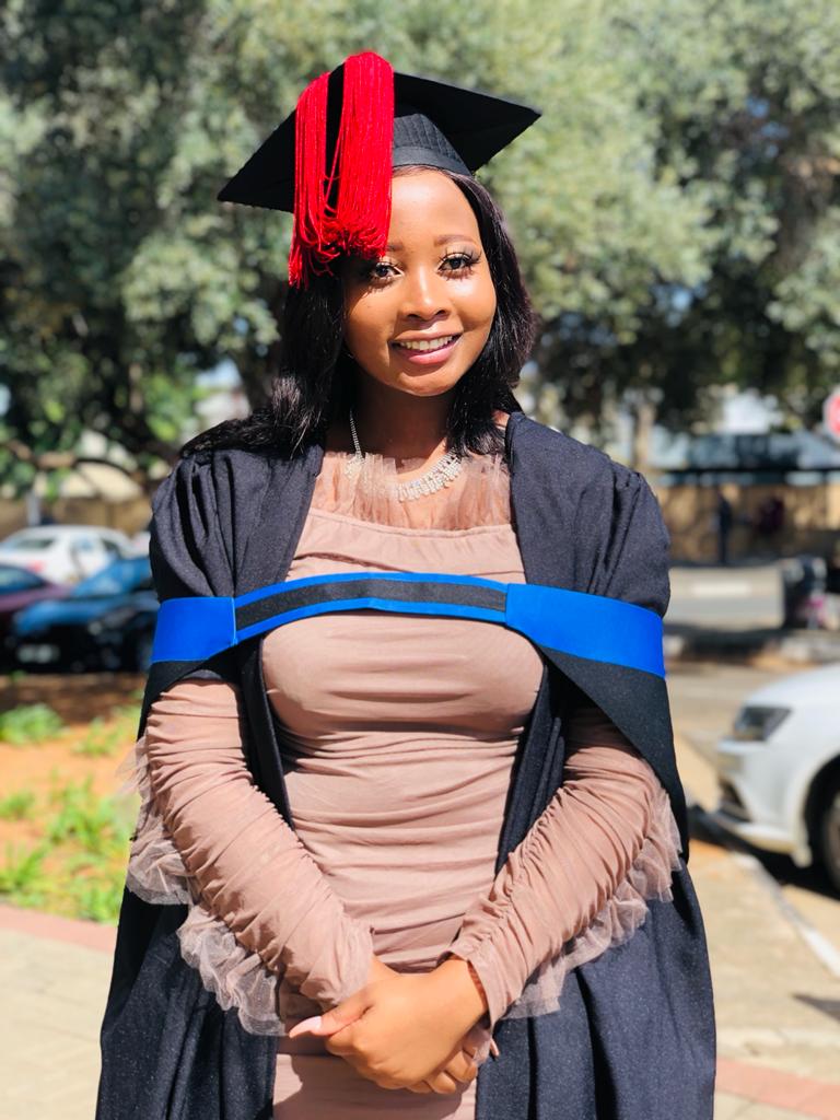 thapeM_'s tweet photo. A UFS graduate ❤💫🎓 I did that🥺 https://t.co/yOkXYn5FaH