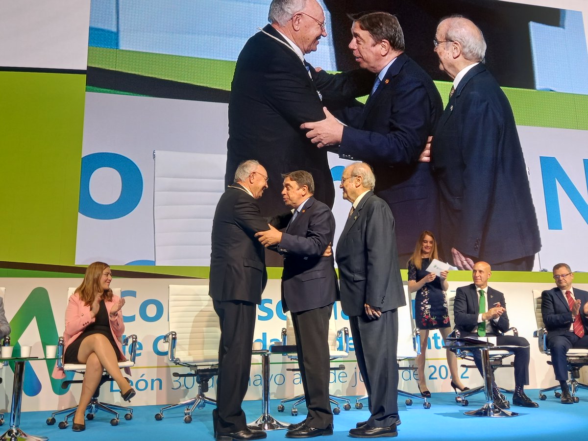 José Antonio Andújar Alonso, César Trillo Guardia y Angel González Quintanilla recibieron las medallas de plata del regadío durante el acto de clausura del Congreso. 👏👏

#CNRLeón22 #regadío #comunidadesregantes #congreso #clausura