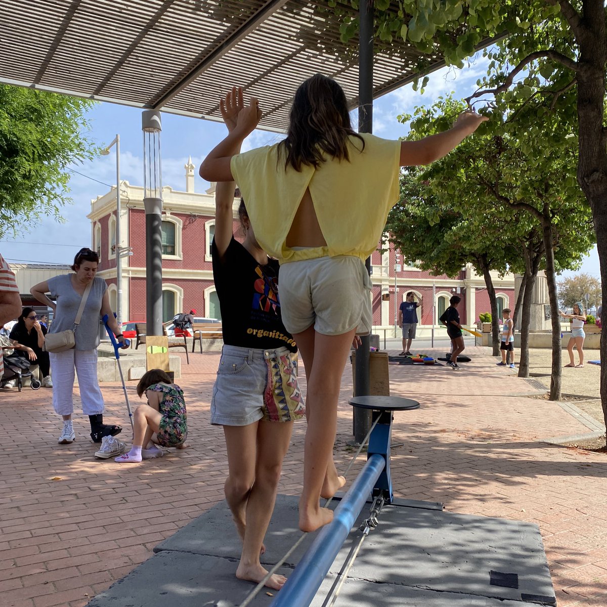 curtcirckit's tweet photo. En marxa el taller de circ a la plaça de les Mallorquines de @Montgat 🤹‍♂️ #curtcirckit22 https://t.co/efzPXQ0lPV