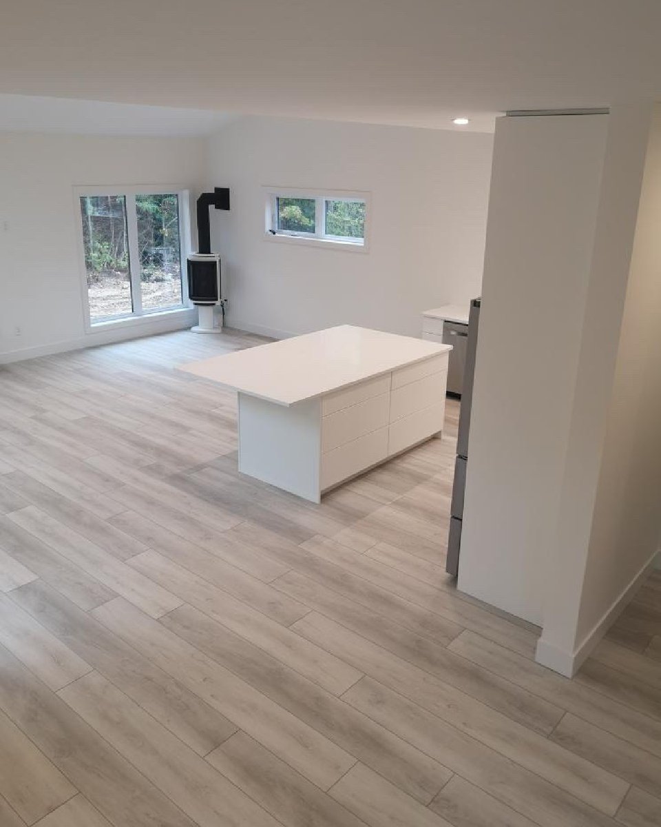 How would you decorate this space?🤔 
•
Flooring - Icing Sugar
Collection - SureWood Plus
•
Visit our website and order free samples:
bit.ly/3MM8Ayw