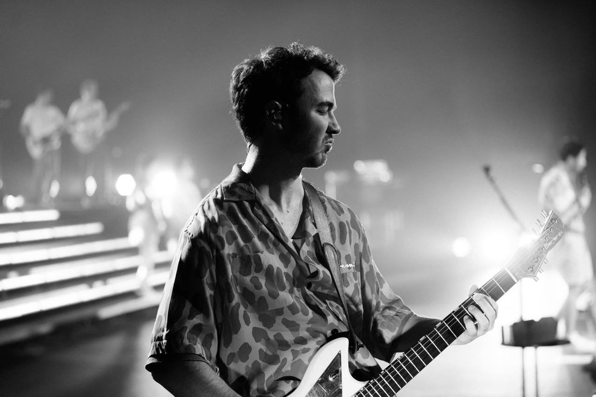kevinjonas's tweet photo. Viva Las Vegas! Can’t wait to get back on stage and play these songs for you. Let’s get it!! https://t.co/aHP29dUe0W
