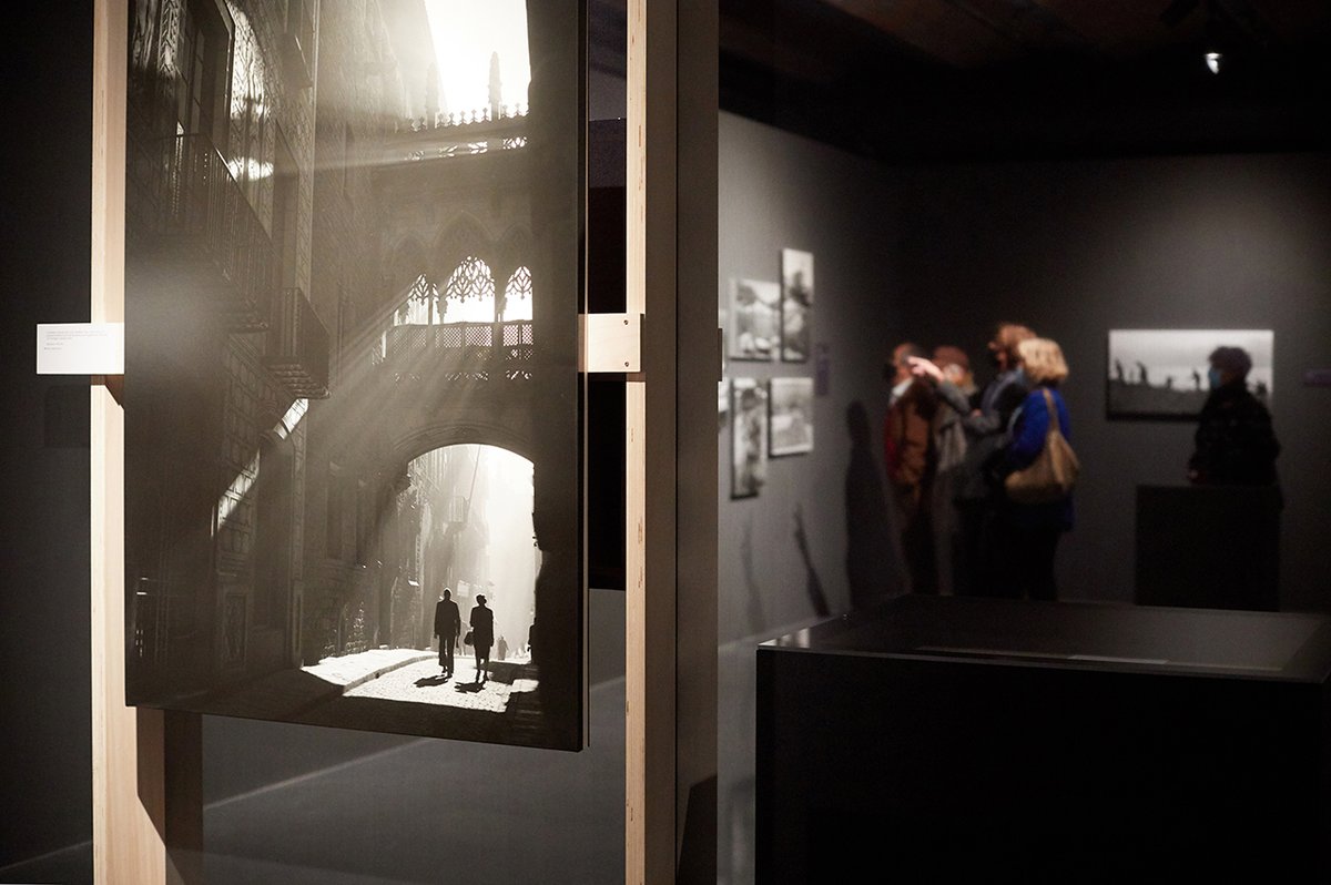 Zeligcom's tweet photo. 📷Si aquest cap de setmana no saps que fer, et proposem que visitis l'#exposició 'Els #Català, #fotògrafs d'un segle' al @mhistoriacat.

🖋️Descobriràs l’obra gràfica d’una nissaga dedicada a captar l’#evoluciósocial del país amb la seva #càmera.

➡️https://t.co/I5ysggNKre https://t.co/GQmTcZZuzh