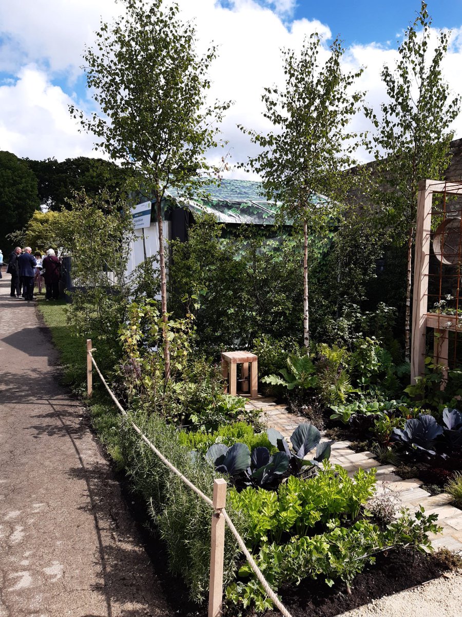 Minister <a href="/pippa_hackett/">Pippa Hackett</a> has welcomed the award of a silver medal for our #organic edible garden at <a href="/BordBiaBloom/">Bloom</a>🥈

Designed by <a href="/JP_Archscape/">James Aaron Purdy</a>, it illustrates how to grow a range of organic vegetables and fruit crops within an urban space at #Bloom2022 

📍 gov.ie/en/press-relea…