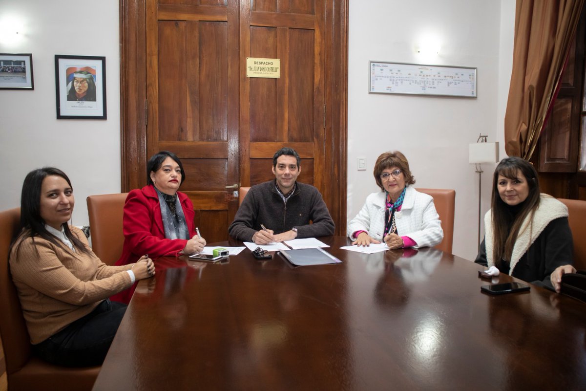 mgmisiones's tweet photo. Acordamos a través de @MisionesSstyc y el Colegio de Escribanos una tarifa social con un porcentaje del salario mínimo vital y móvil, para la titularización de propiedades privadas que no pudieron hacerse por vía administrativa, en el marco del Programa #MiTítulo. @gobmisiones https://t.co/Ylfi4cbwrs