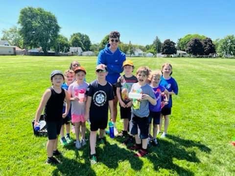 BayCityCentral's tweet image. This week some of our students have been making the rounds to all of our elementary schools to help with field day activities. You can see that the high school students are having as much fun as the #FutureWolves!

#GoWolves #WolfpackPride