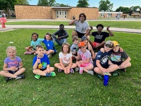 BayCityCentral's tweet image. This week some of our students have been making the rounds to all of our elementary schools to help with field day activities. You can see that the high school students are having as much fun as the #FutureWolves!

#GoWolves #WolfpackPride