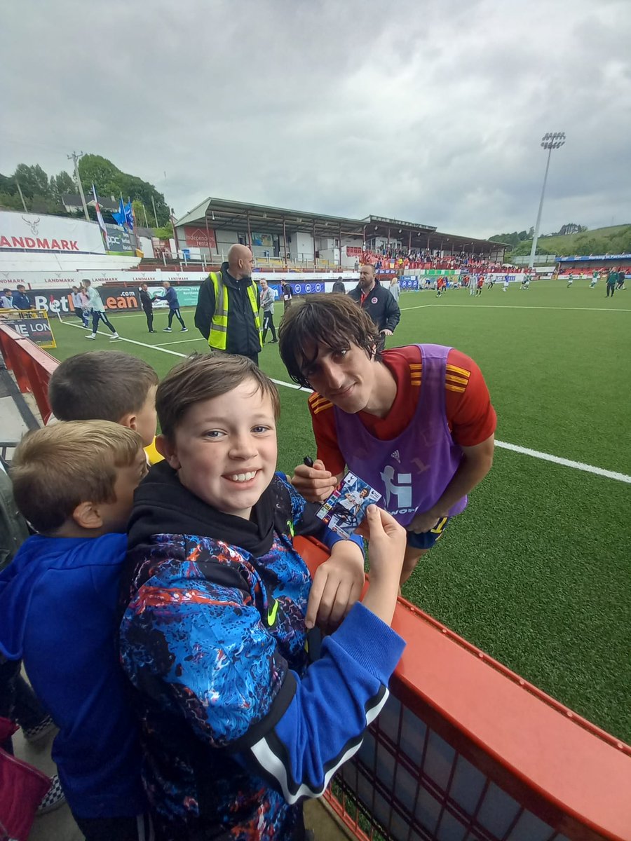 kezmcf's tweet photo. Hey @11BryanGil thank you for stopping to sign my sons football card @larnefc I'm not sure if you would be able to believe how happy he is right now! We'll be hearing about it for weeks 🥰 @valenciacf @SpursOfficial @spain #U21 https://t.co/u2Ib5s07UX