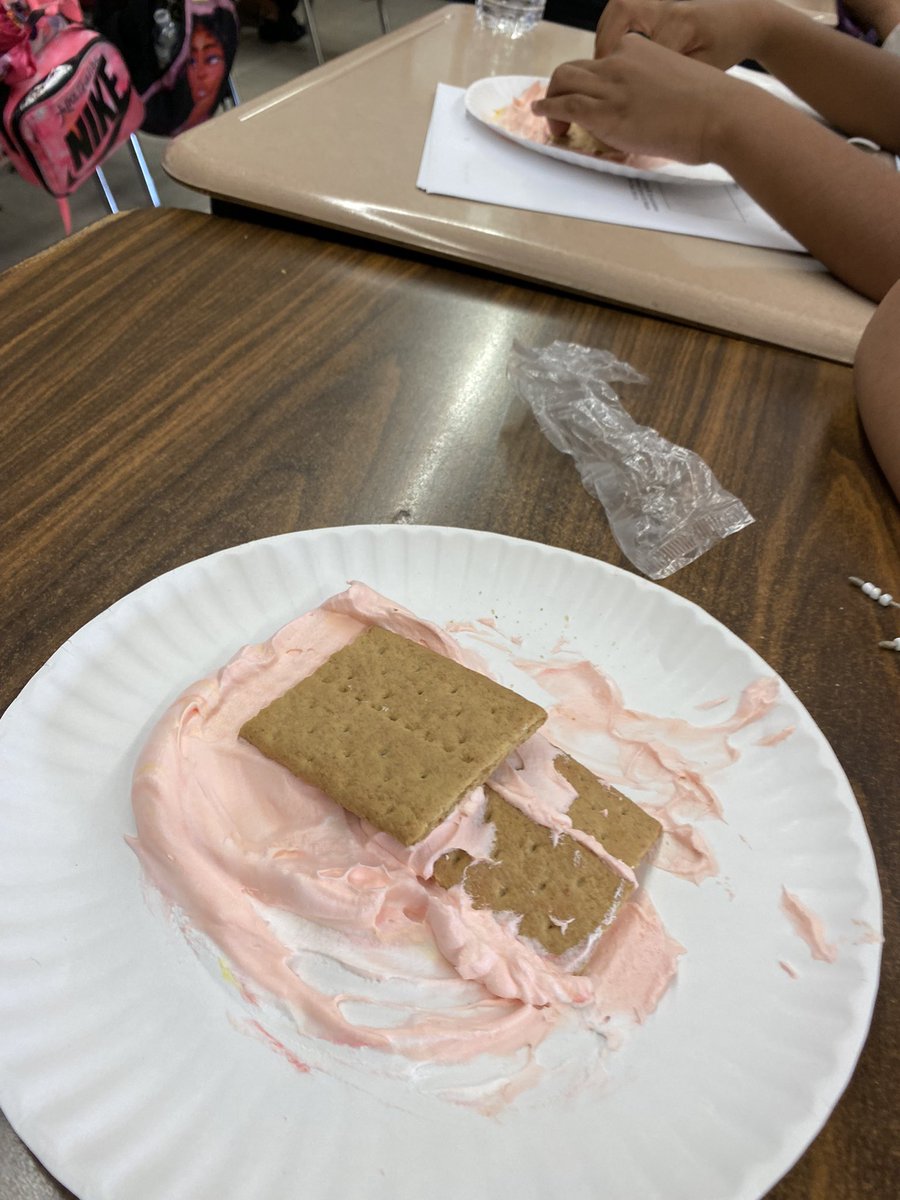 What better way to get ready for field day than with an edible plate tectonics activity? Ss say yes to eating science!@MLKAYonkers @DrS_Hattar @YonkersSchools