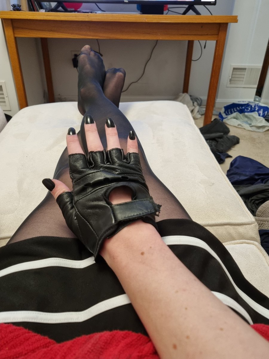 FemboyVHS's tweet photo. In my fake nail era https://t.co/ZJFYR2bsSs