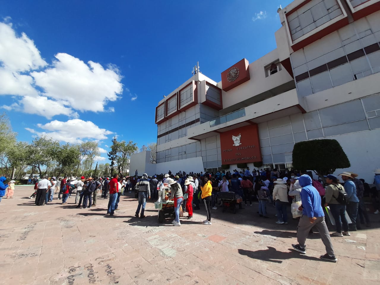 La Jornada Hidalgo on Twitter: "🔴#AlMomento Manifestantes de #Ixmiquilpan  que liberaron puntos bloqueados de #Pachuca arriban a Palacio de Gobierno.  📸Carlos Sevilla https://t.co/qeVJVqmfiT" / Twitter
