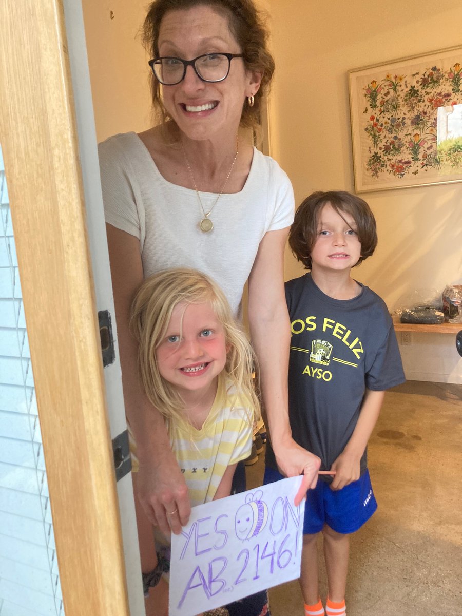 karnaklee's tweet photo. Excited to be canvassing in Eagle Rock to build support for #YESONAB2146 
We are proud of our state’s natural beauty, and bees are integral to that - it’s time to stop using neonic pesticide!
@MariaEDurazo https://t.co/0W5yINvHIX
