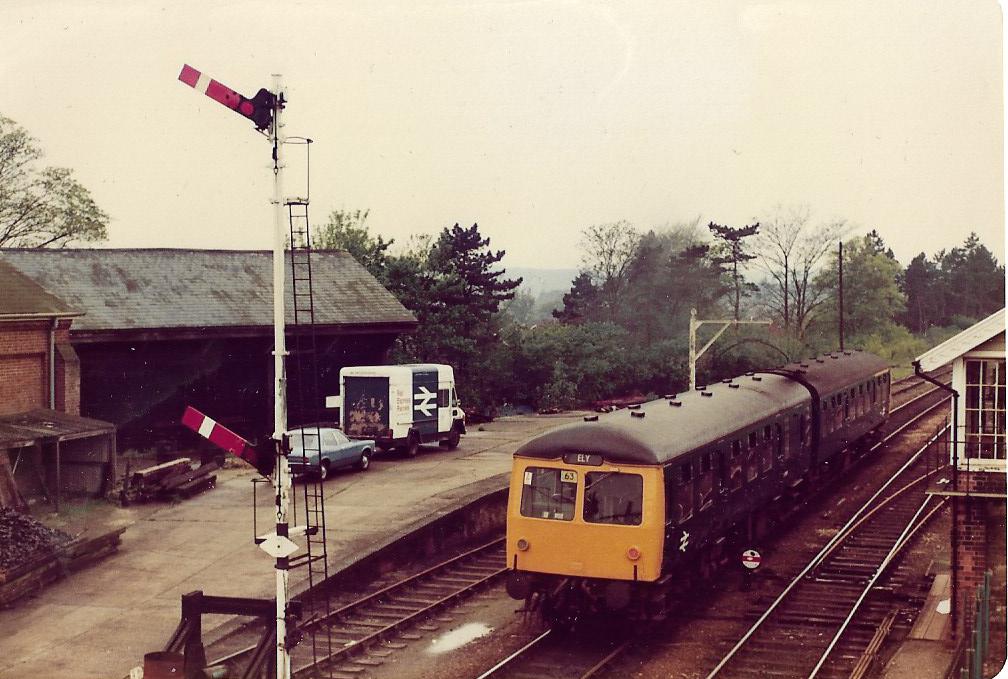 SalopianLyne's tweet image. Thetford 9th May 1981
The 14:33 Norwich to Ely service formed of Class 105 Cravens 2-car DMU set 63 - E51268+E56131 in BR Blue. Leyland FG Van in Rail Express Parcels livery on the loading dock. Classic scene!
#BritishRail #Class105 #DMU #Thetford #trainspotting #Ely #Norwich 🤓