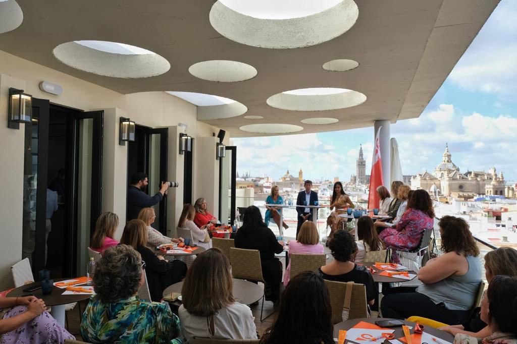 Las mujeres que hoy nos han acompañado a @JuanMarin_Cs y a mí en Sevilla son el feminismo real

Cada una en su ámbito, representan la valentía, la decisión y las luchas diarias de todas las mujeres

Por ellas, por todas, Andalucía necesita #ElCambioQueFunciona