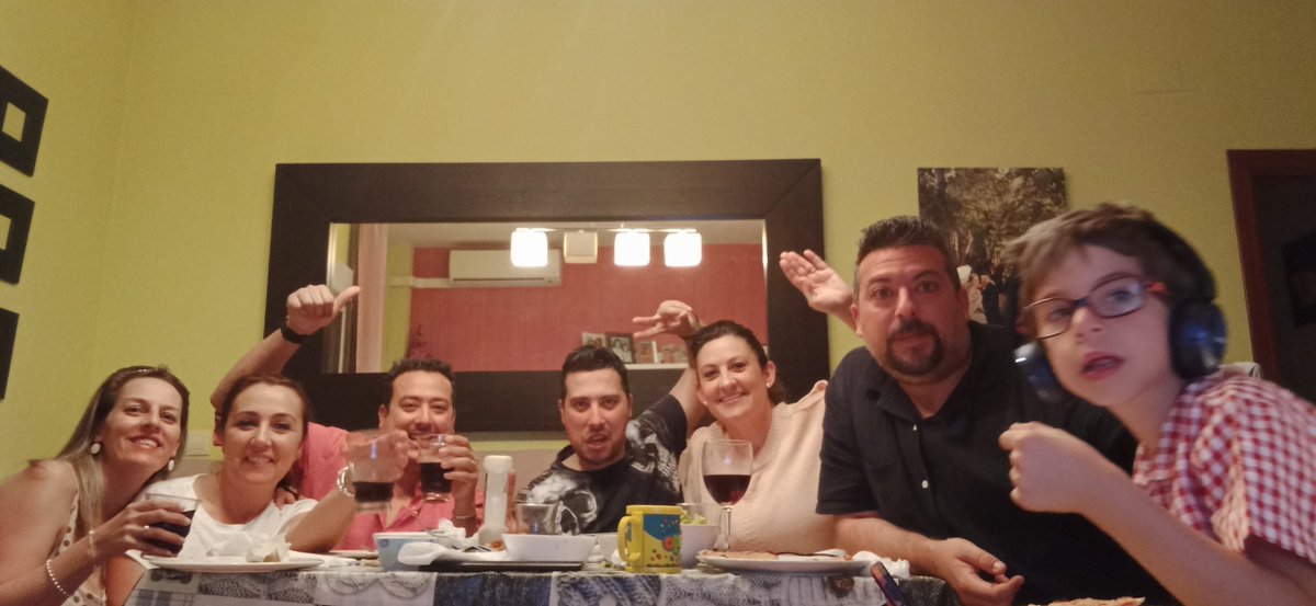Ivilas21's tweet photo. Desde Buenos Aires, viendo la final del #COAC2022. Martínez Ares te queremos!! #32Finales https://t.co/wHUJeaWYUz