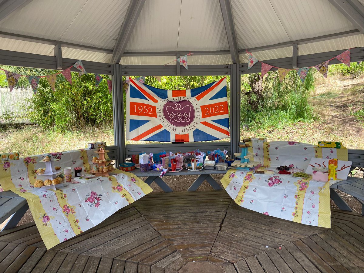 lecoletrilingue's tweet photo. We had to celebrate Her Majesty’s Platinum Jubilee! Don’t we love the Queen’s mask? https://t.co/TEX40rD3rW