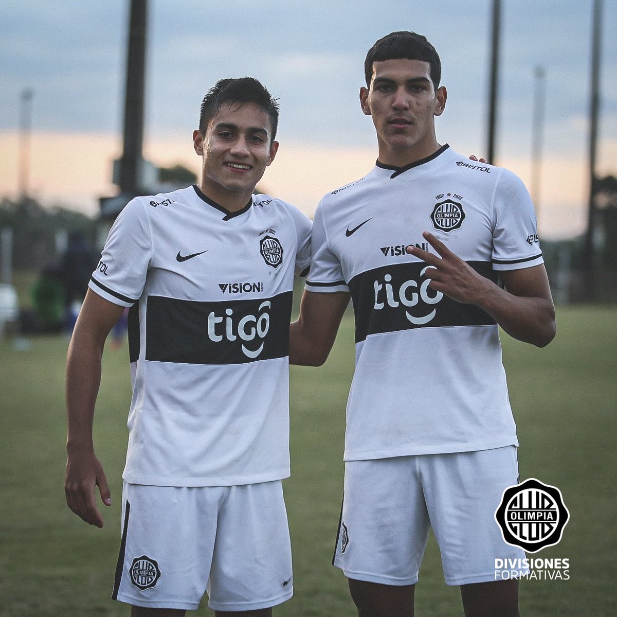 FormativasO's tweet photo. 🔳 #OlimpiaLIVE | #Apertura2022.

➡️ #Sub19 | Fecha 17.

📋 ¡Finalizó el encuentro con victoria franjeada! 

➖ #Olimpia (3-0) Cerro Porteño.

⚽️ Sebastián Quintana y Allan Wlk.

#OlimpiaNuncaPara ⚪⚫⚪ https://t.co/9QtK0IpgK2