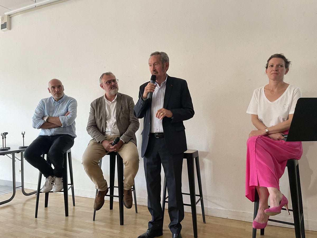 ➡️ J’étais très heureuse d’être présente ce soir à #Vallet, aux côtés de <a href="/CharlottLuquiau/">Charlotte Luquiau</a>, candidate aux législatives pour le vignoble nantais, en présence de nombreux élus et habitants. Bravo Charlotte pour ta sincérité et ton engagement #JeVoteCharlotte 🗳