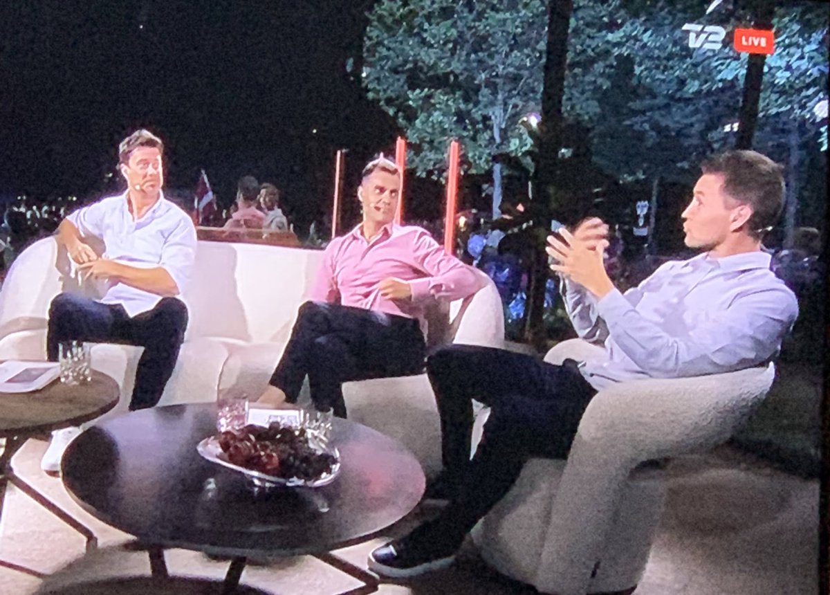 HaastrupMathias's tweet photo. *kamp slutter*
*reklamer*
*datter græder*
*ind i mørkt rum*
*datter falder i søvn*
*10min går*
*kommer ud igen*
*muted tv*
*nedtakt*
🧠Min hjerne:
“Hvad laver Robbie Williams i studiet?
“Næ.Simon Kvamm? Også spøjst”
“Ah, Kenneth Perez”
Mest forvirrede 4 sek. i mit liv.
#FRADAN https://t.co/95S6v2nG4s