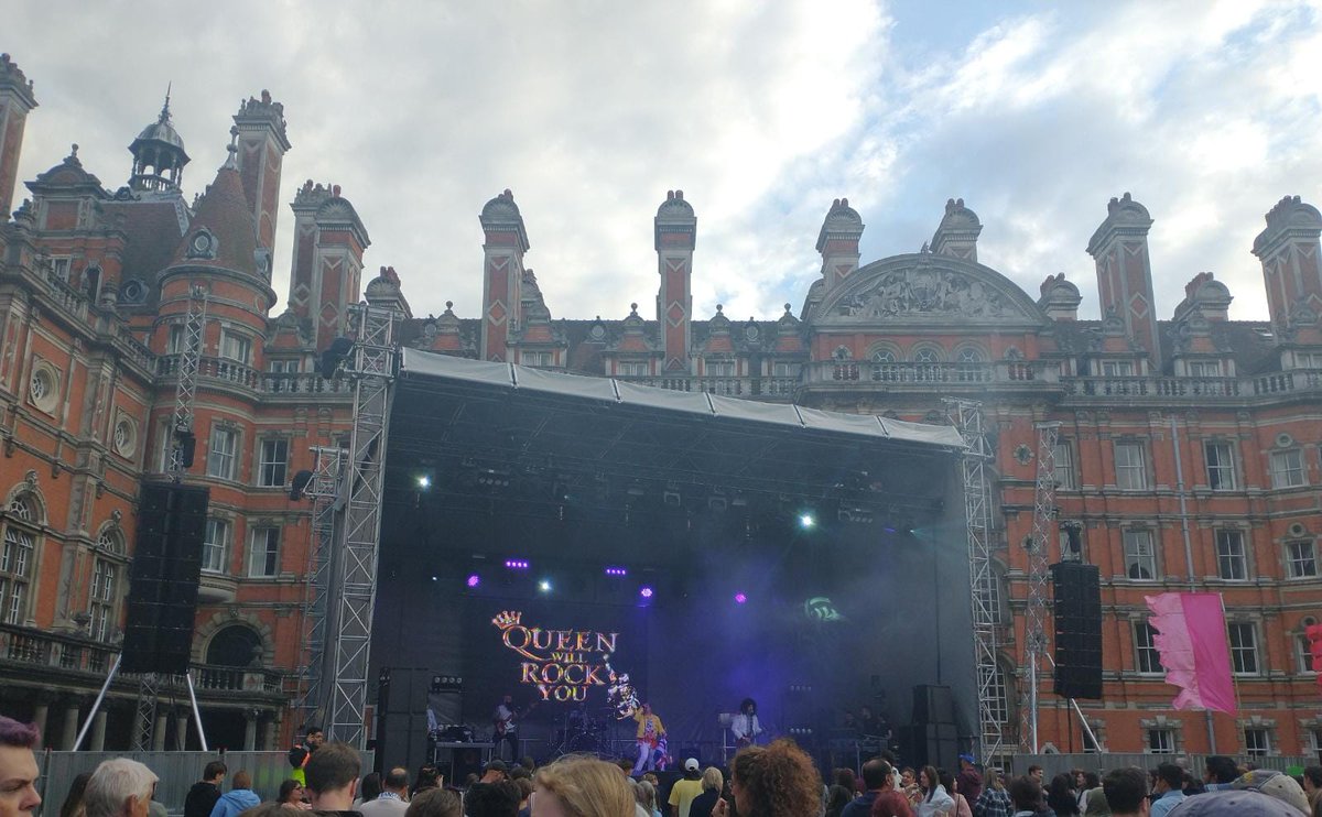 1jenniebaker's tweet photo. Thanks @SURHUL for inviting the community to celebrate the #PlatinumJubilee with you in your beautiful grounds. Loved Queen Will Rock You @GarstonEnts - the obvious and best choice to rock the jubilee 👑🎸 https://t.co/STkFsjqoRO
