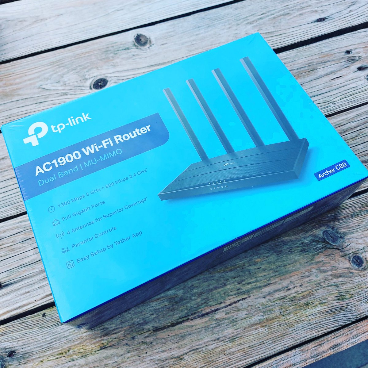 BlablaLinux's tweet photo. Obligé quand on voit la misère au niveau paramétrage qu'est la #BBOX3 #Proximus 😡
Un Archer C80 #TPLink qui distribuera vers quatre #HP #ProCurve 1800 24G qui font encore bien le travail 💯 https://t.co/7yyIw8ujjT