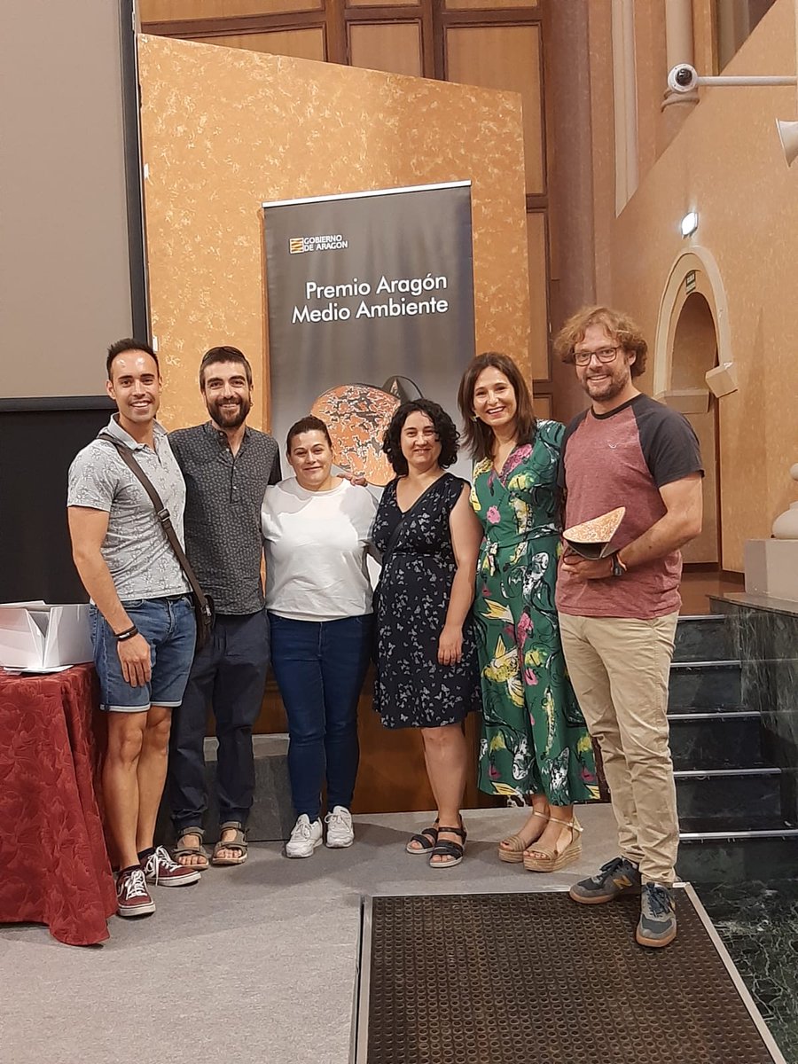 BuenCeip's tweet photo. Hoy ha sido un día importante para la Comunidad de Odón.Hemos recibido el premio M Ambiente de divulgación,otorgado por el Gobierno de Aragón al proyecto de transformación del patio.Queremos compartir este reconocimiento, ya que este premio es de tod@s y así lo sentimos.¡GRACIAS! https://t.co/QpmHq4fA1H