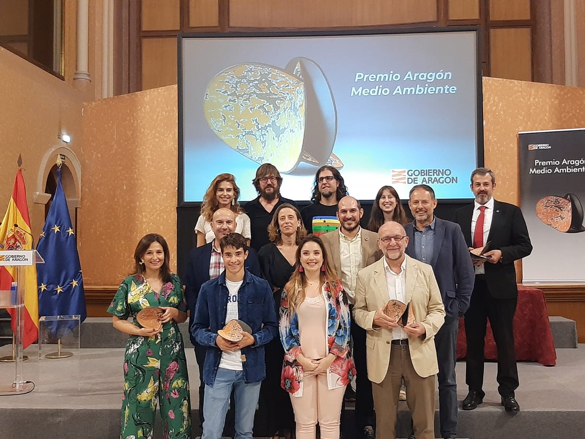 Hoy ha sido un día importante para la Comunidad de Odón.Hemos recibido el premio M Ambiente de divulgación,otorgado por el Gobierno de Aragón al proyecto de transformación del patio.Queremos compartir este reconocimiento, ya que este premio es de tod@s y así lo sentimos.¡GRACIAS!