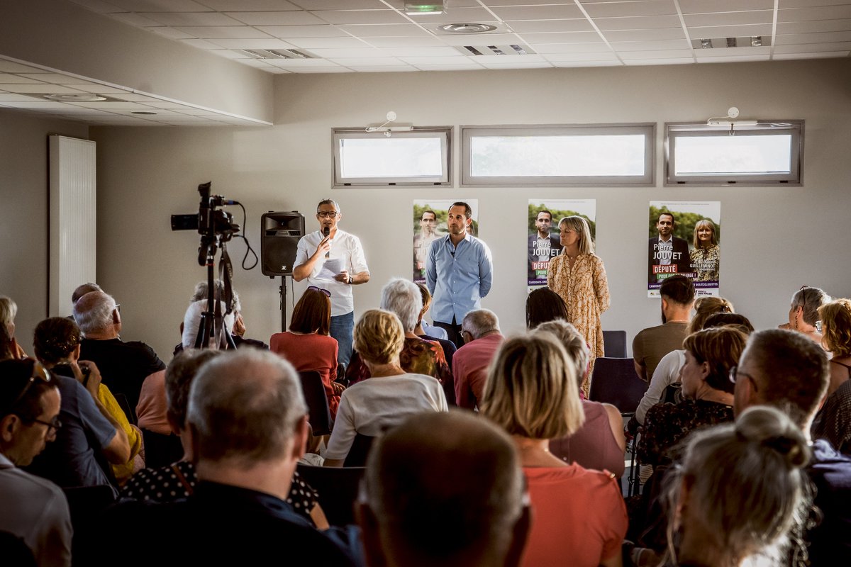PJouvet's tweet photo. Merci d’avoir été si nombreuses et nombreux ce soir, à Saint-Vallier, dans une salle où il a fallu pousser les murs !
Merci à Samir, Aude, Jacky, à tous les amis qui nous ont fait l’amitié d’être présents !
La dynamique est là et s’amplifie jour après jour  !
#NUPES #Drôme https://t.co/oF2knvAJwf