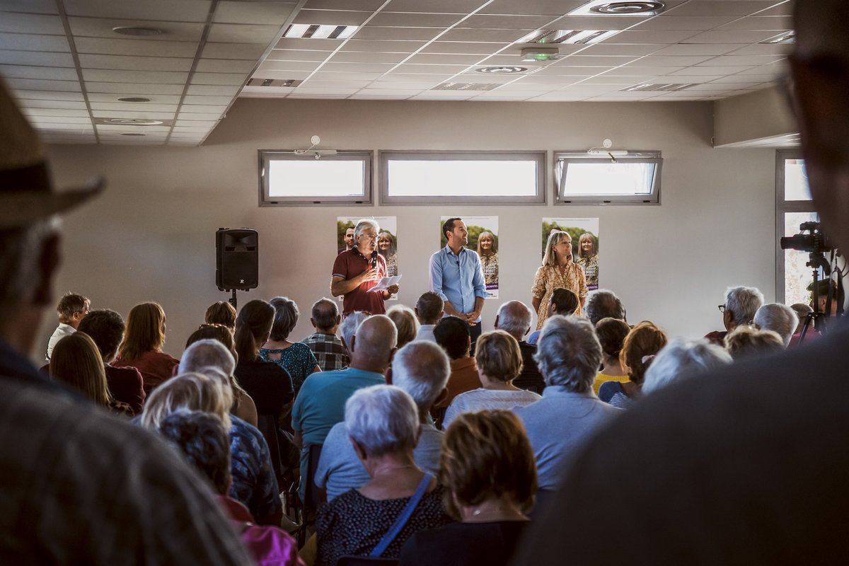 PJouvet's tweet photo. Merci d’avoir été si nombreuses et nombreux ce soir, à Saint-Vallier, dans une salle où il a fallu pousser les murs !
Merci à Samir, Aude, Jacky, à tous les amis qui nous ont fait l’amitié d’être présents !
La dynamique est là et s’amplifie jour après jour  !
#NUPES #Drôme https://t.co/oF2knvAJwf