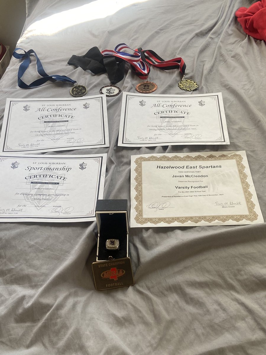 JavanMcClendon's tweet photo. Been a long 4 years on to the next chapter… @HornLakeFB @HazEastFB @CSCwildcatsFB https://t.co/9zLiBeYmEJ