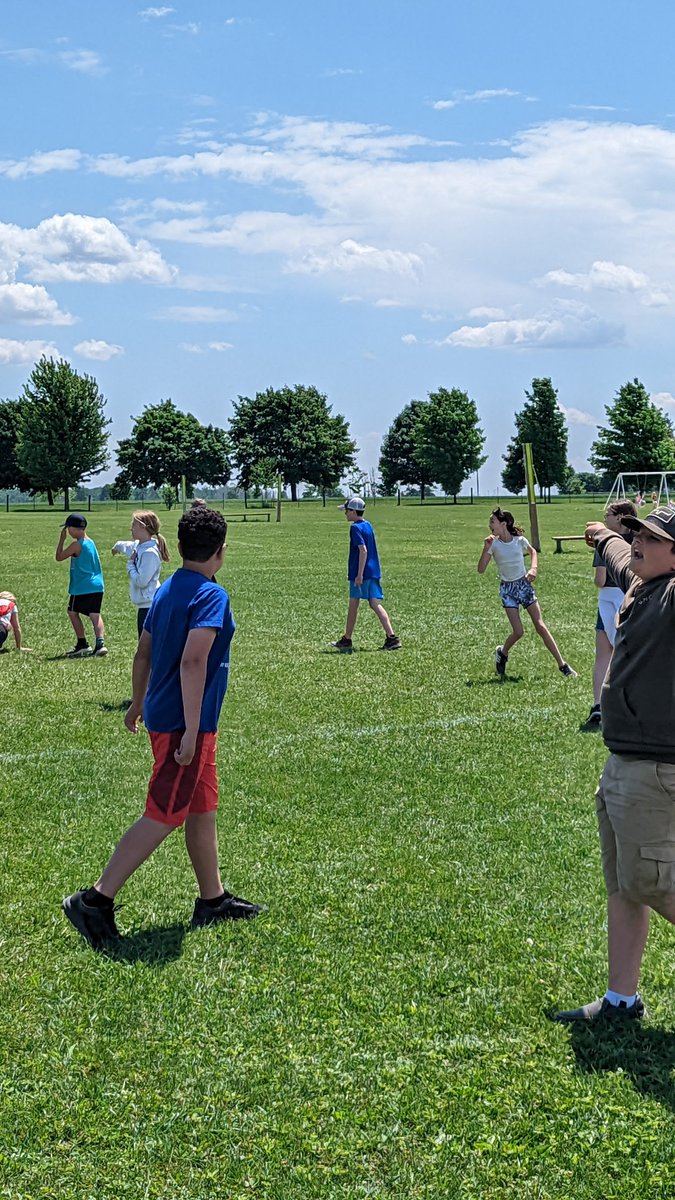 MrsAgarUTES's tweet image. Today we challenged @TerpstraUTES class to an epic game of Capture the Flag!  Amazing team spirit was shown with a class huddle and cheer!  #classroomcommunity #junefun