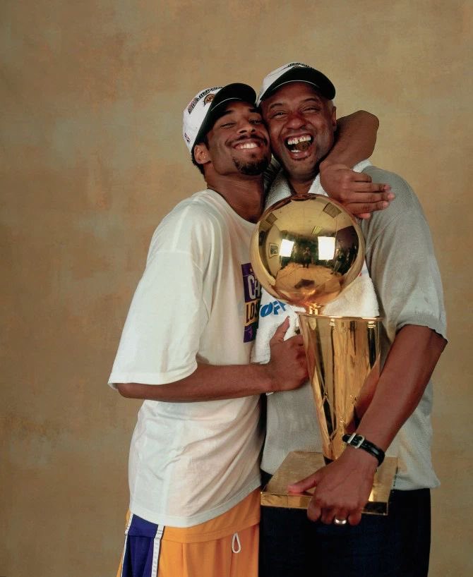 Le père de Kobe Bryant a eu l’idée de le nommer ainsi après avoir vu sur un menu la célèbre et chère viande japonaise : le bœuf de Kobe 😅