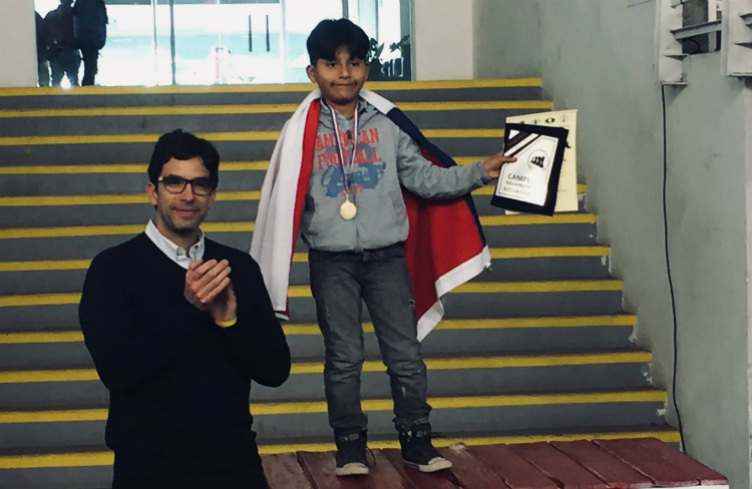 Mishell__Pardo's tweet photo. El es mi hijo Mauricio, tienes 12 años, múltiples veces campeón de ajedrez y sueña con competir contra los y las mejores...

Ahora tiene la oportunidad, clasificó a la gran final del torneo de Chess Kids, que será el Madrid... Pero no tenemos dinero para comprar el pasaje 😔 https://t.co/jKDUtyFMXY