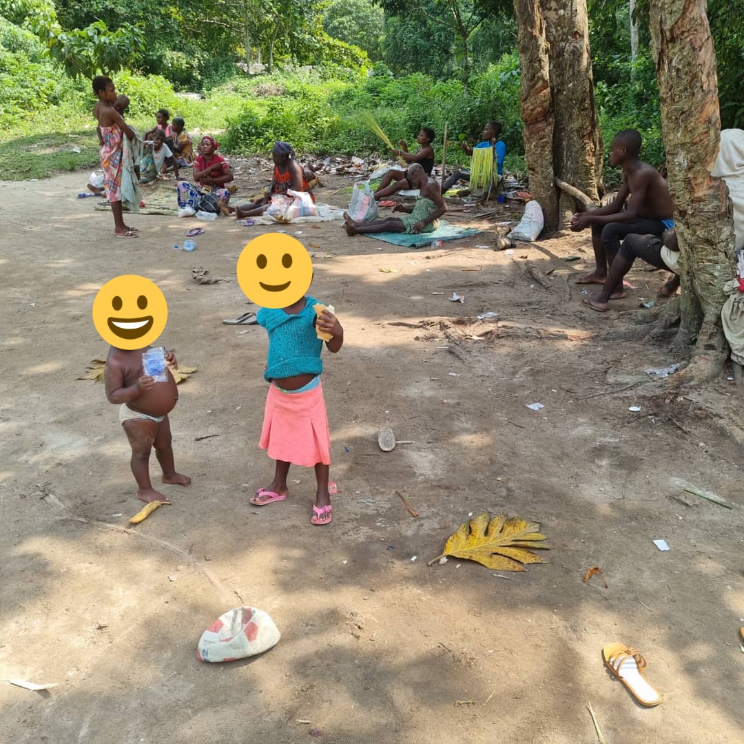 khaleesi237's tweet photo. J'ai beaucoup hésité à poster cette photo de mon récent voyage. Des enfants buvant avec leur petit déjeuner du whisky. J'ai été choquée de cette scène mais que faire puisque les adultes semblaient en accord. #dipita https://t.co/P5Z7FU7kvQ https://t.co/Rh4U6nmSlj
