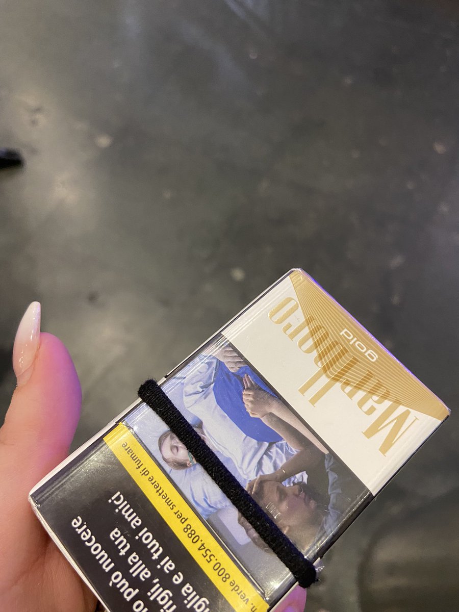 rosedl00's tweet photo. non io che regalo un pacchetto di malboro a luigi🤡🥲 #luigistrangis @StrangisLuigi https://t.co/2gOiuZpQY3