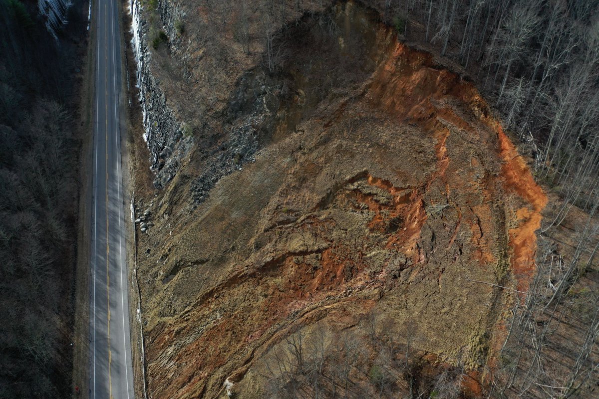 playingwithdata's tweet photo. Here is a #drone image of this beast from early 2020. This thing has been moving for many years now...and will likely continue...

#notsmall #highwaygeology #landslide https://t.co/eMLtvgGgPV