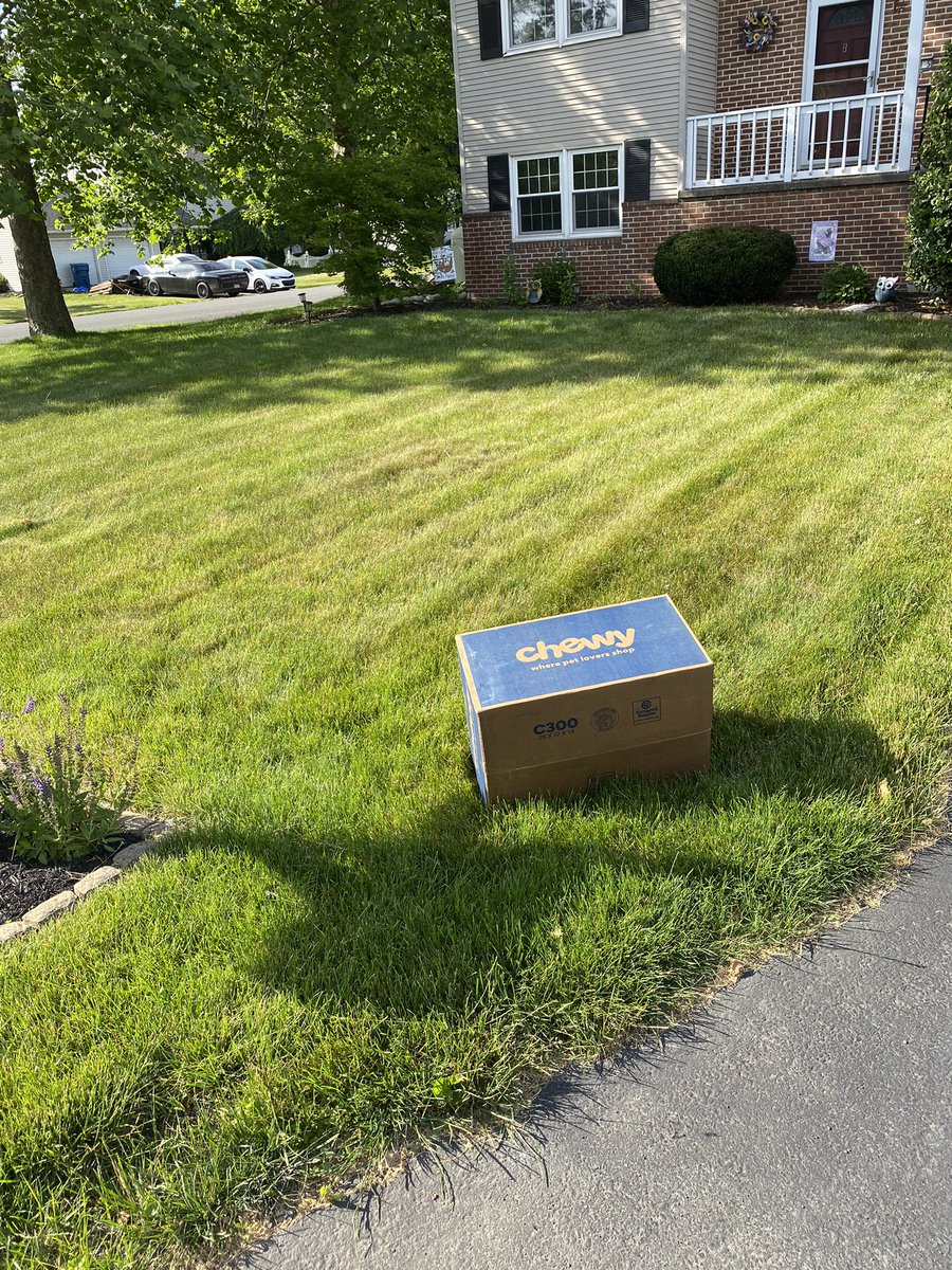 jemmachurch's tweet photo. @fedexhelp I get that it’s hot out and delivering heavy boxes sucks, but could you maybe tell your drivers not to throw them from the truck into a yard?? It’s a little ridiculous 😑 https://t.co/DnduRojdaM