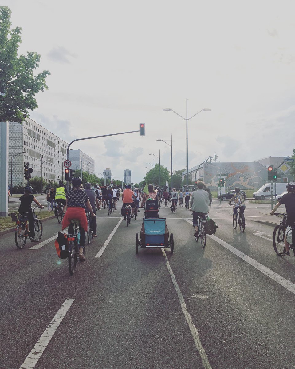 Vielen Dank an alle, die heute bei der tollen #Fahrraddemo dabei waren. ❤️🚴‍♀️
Über 1000! Menschen sind am #Weltfahrradtag mit uns über die Hochstraße in Halle gefahren und haben unter anderem für bessere Mobilität, sichere Radwege demonstriert 🙌

#adfc #fahrradland #fahrraddemo