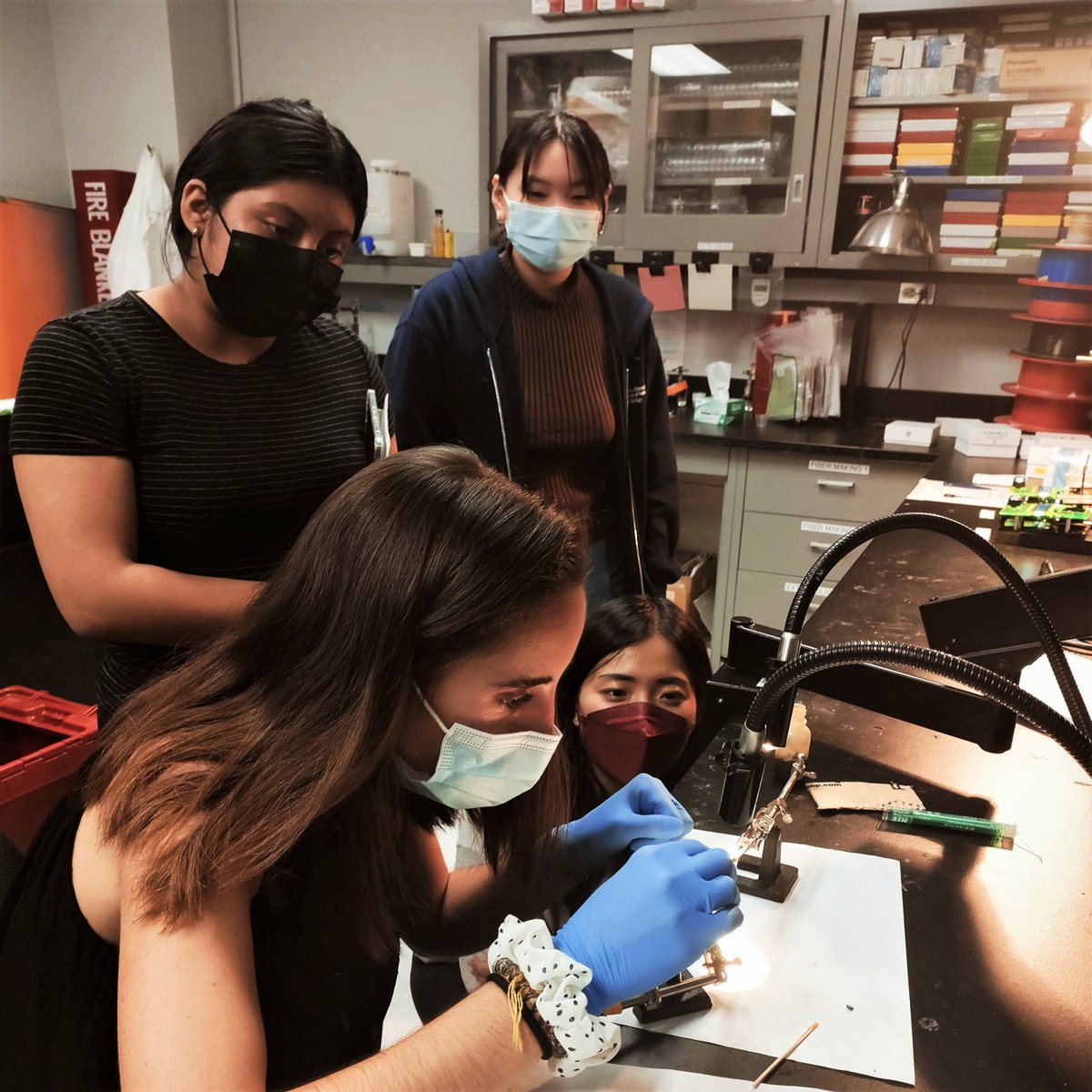 Summer students are in!🌞Our post-doc Ines <a href="/InIbarra/">Inés Ibarra Lecue</a> shows the new undergrads how to build microdrives! 👩‍🔧