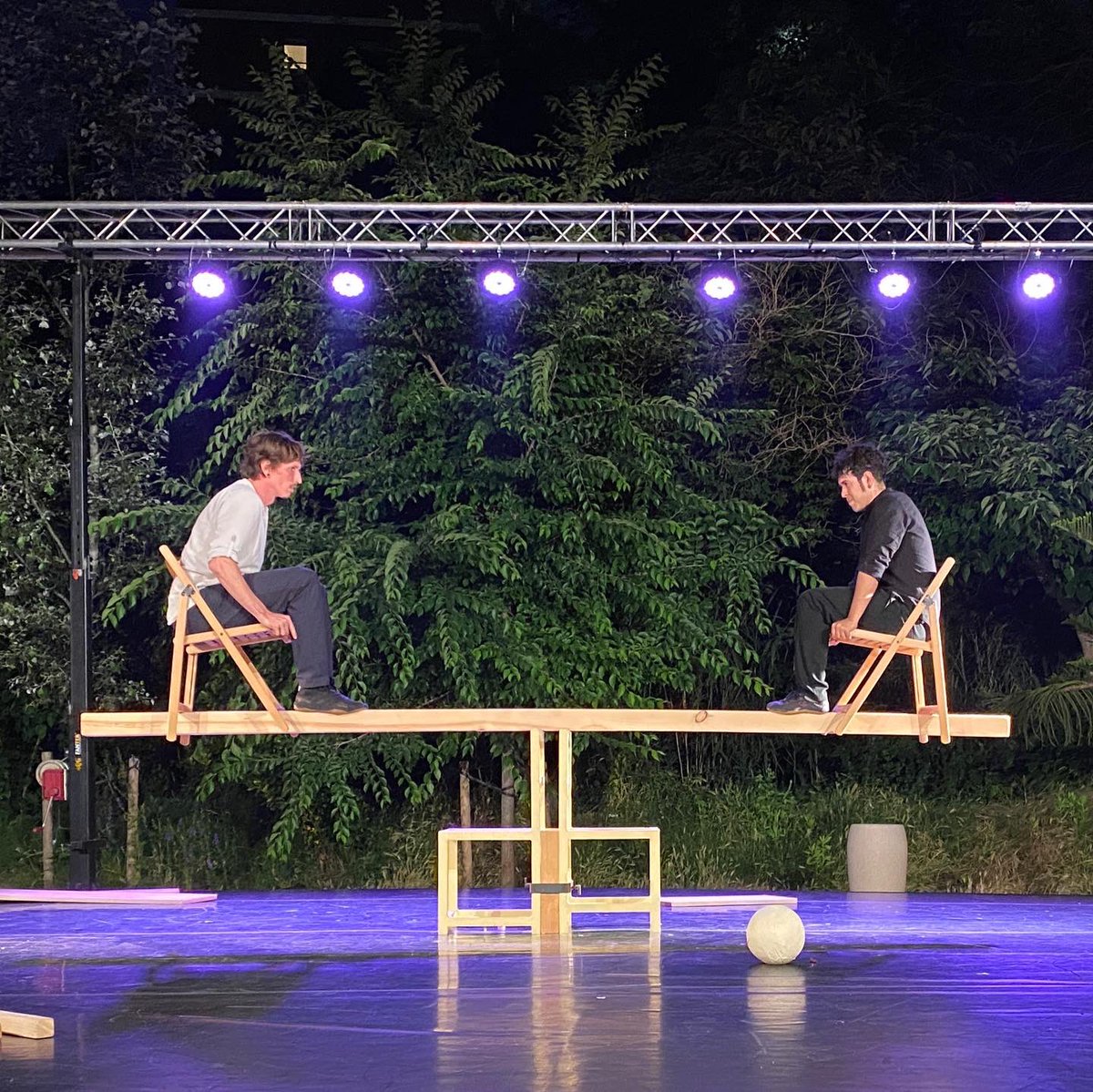 curtcirckit's tweet photo. Dues personalitats oposades que porten dins la mateixa necessitat de risc. Dos artistes en escena buscant els límits de l’equilibri.

Amb 'Ovvio' de la Cia Kolektiv Lapso Cirk donem per inaugurats els espectacles de carrer del #CurtCircKit22! Demà més! 🎉 https://t.co/fvqVSs8jES https://t.co/8Em5u01HEO