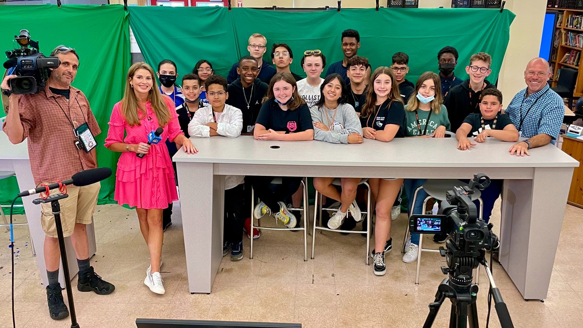 Thanks to @JenMaxfield4NY of @NBCNewYork for visiting @LPS_McManus today! She spoke to tech teacher Howard Schulz and his students about building their own computer and their weekly newscast! See more photos ➡️ photos.app.goo.gl/zQQby4GUWwVRJ7… #LindenLeads @LindenSupe @LPSTech_