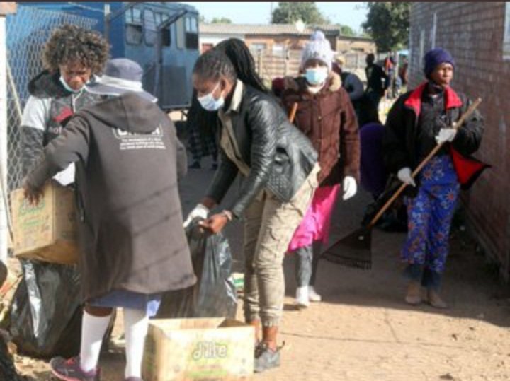 Bulawayo Pumula North Surbub residents conducting a clean up campaign @ndwandweb , @andile_tshuma , #keepzimbabweclean , #CleanUp ,#Zimbabwe ,@CityofBulawayo