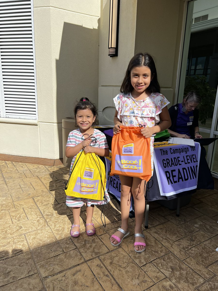 Fantastic night handing out summer reading books for #thisbookiscool <a href="/ThePattersonFdn/">The Patterson Foundation</a>